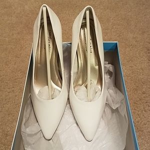 Comfort Plus White Pumps Size 5 1/2